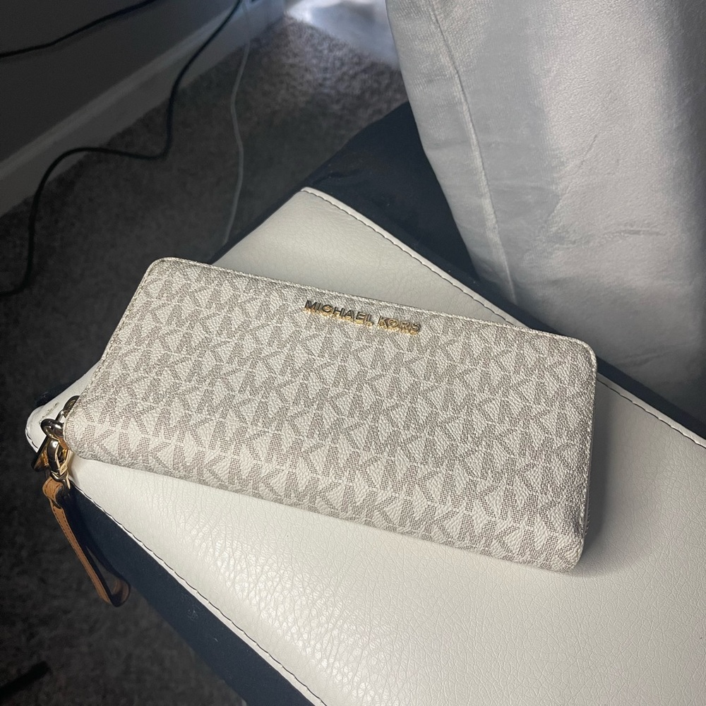 Michael kors wallet like new